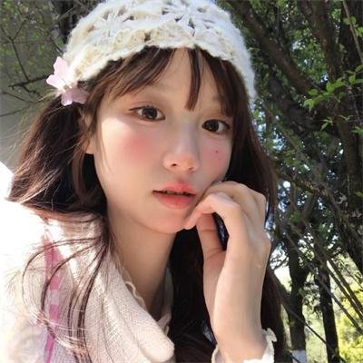 与红色中国人一起看电视